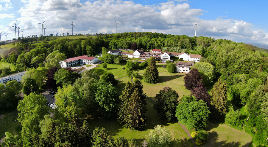 Das Geländes des Christlichen Gästezentrum Westerwald in Rehe. Foto: Christliches Gästezentrum Westerwald