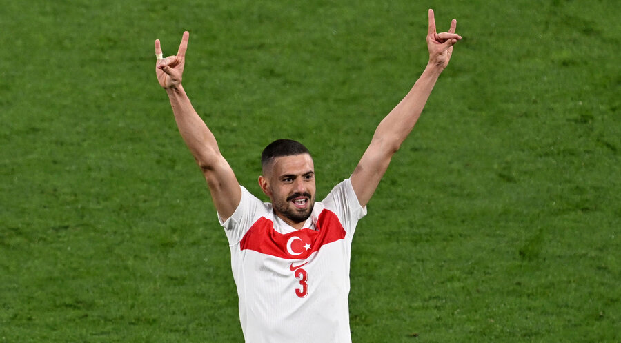 Der türkische Nationalspieler Merih Demiral drückt Mittel- und Ringfinger auf den Daumen, der Zeigefinger und kleine Finger sind ausgesteckt. Foto: picture alliance/dpa | Hendrik Schmidt