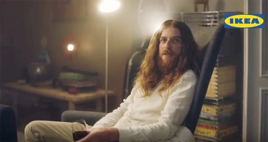 In dem IKEA-Spot sitzt plötzlich Jesus mit im Wohnzimmer. Screenshot: YouTube/IKEA Deutschland