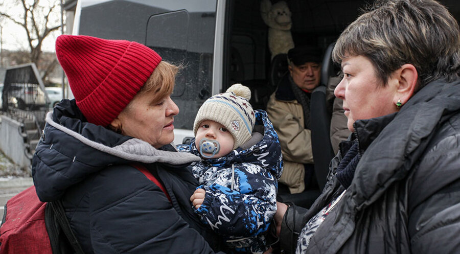 Natalia (rechts) verabschiedet jüdische Flüchtlinge. Foto: privat