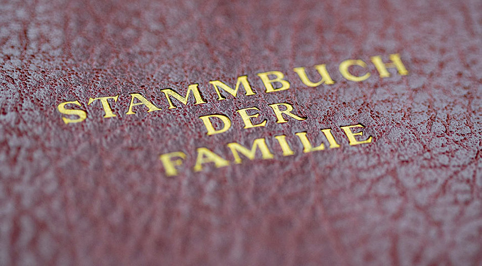 Das Stammbuch der Familie. Es enthält beglaubigte Abschriften der staatlichen Personenstandsbücher. Foto: picture alliance / photothek | Ute Grabowsky