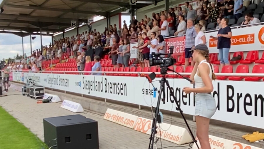 Das Stadion Haarwasen in Haiger während des Gottesdienstes. Foto: Charlos Schmidt