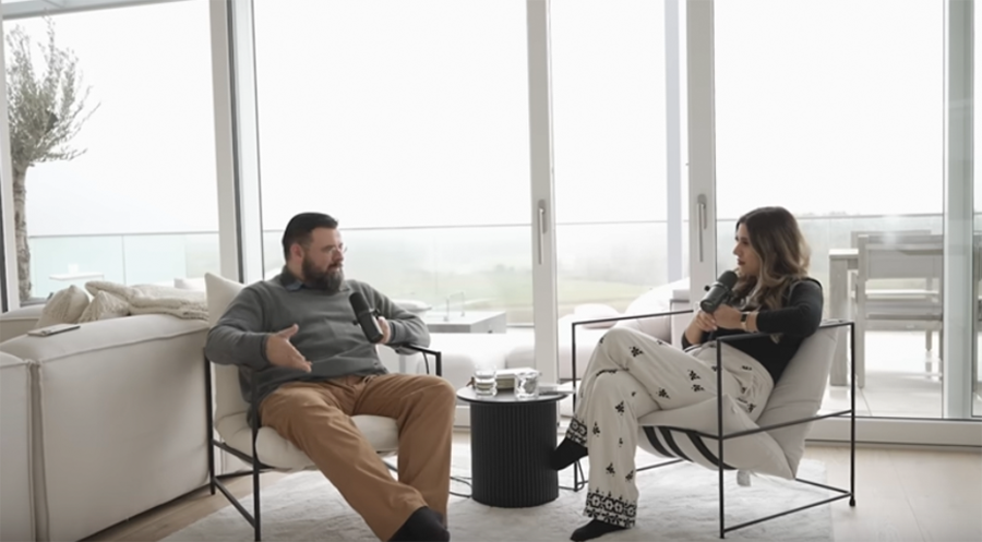 Unterschiedlicher Auffassung: Tobias Riemenschneider und Jasmin Neubauer. Screenshot: Youtube/LIEBEZURBIBEL