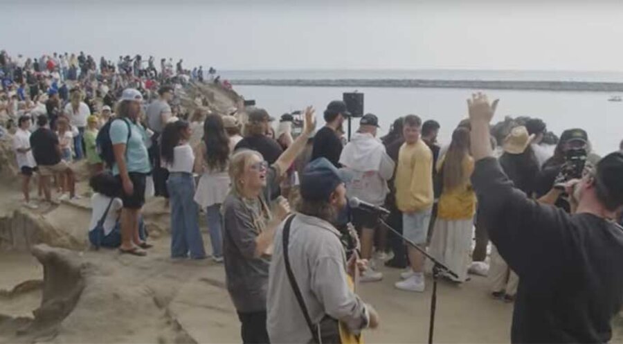 An Pfingsten ließen sich vielerorts in Amerika Menschen taufen. Screenshot: YouTube/Baptize America
