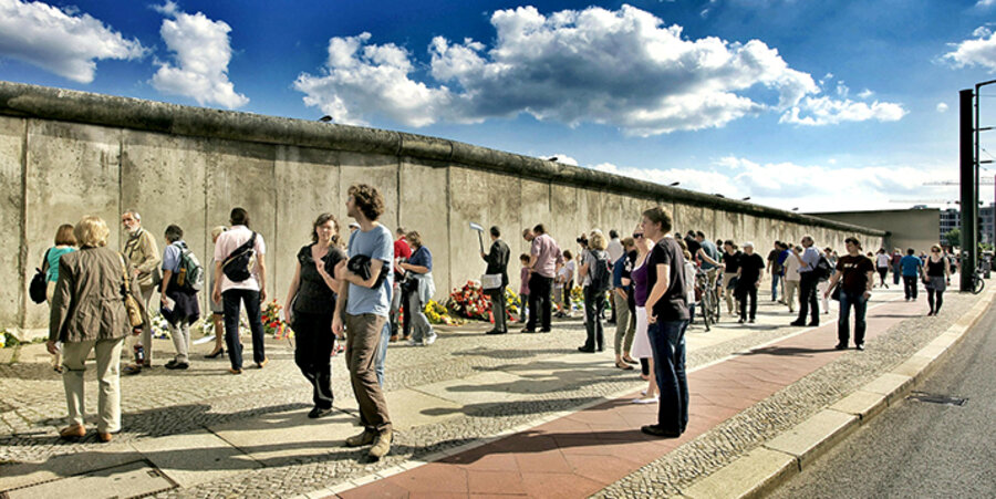 Menschen bei einer Gendenkveranstaltung an einem Teil der Berliner Mauer. Foto: pixabay.com