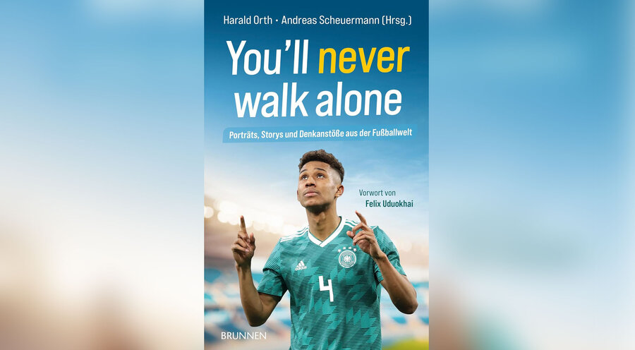 Das Buch „You’ll never walk alone“ hat es Anfang Mai unter die 20 bestverkauften Taschenbücher in Deutschland geschafft. Foto: Brunnen Verlag