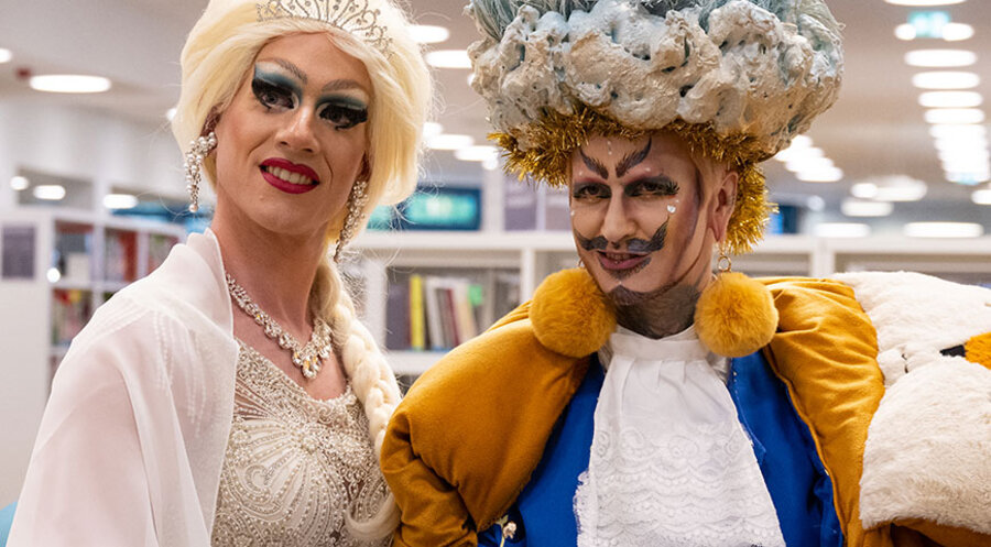 v. l.: Dragqueen Vicky Voyage und Drag King Eric BigClit lesen Kinderbücher vor. Foto: picture-alliance/dpa|Sven Hoppe