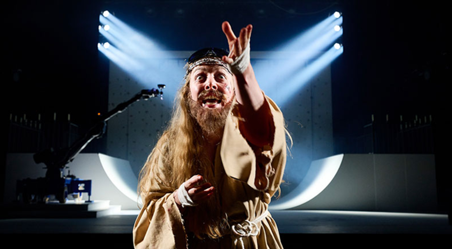 Die Schauspielerin Annina Machaz als noch bekleideter Jesus. Foto: Staatsoper Stuttgart/Matthias Baus