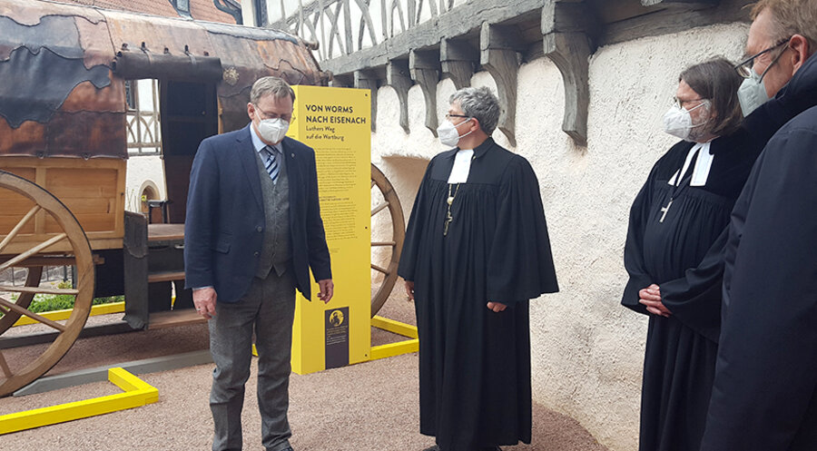 v. l.: Der Thüringer Ministerpräsident Bodo Ramelow und der Landesbischof der Evangelischen Kirche in Mitteldeutschland, Friedrich Kramer, bei der Eröffnung. Foto: EKM