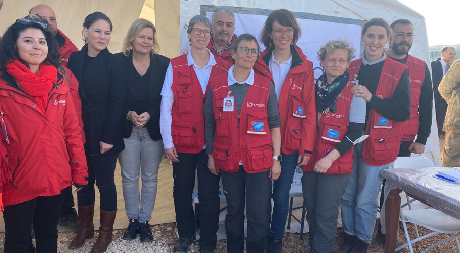 Annalena Baerbock und Nancy Faeser bei ihrem Besuch im Erdbebengebiet in der Türkei. Foto: humedica