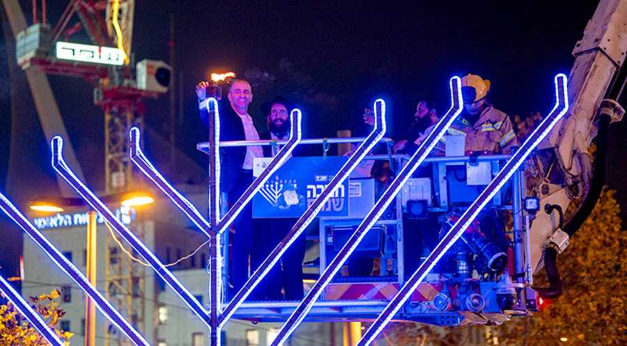 Igal Mor heißt der Mann, der mit einem Feuerzeug das Lichterfest eröffnen durfte. Foto: IDEA/Valentin Schmid