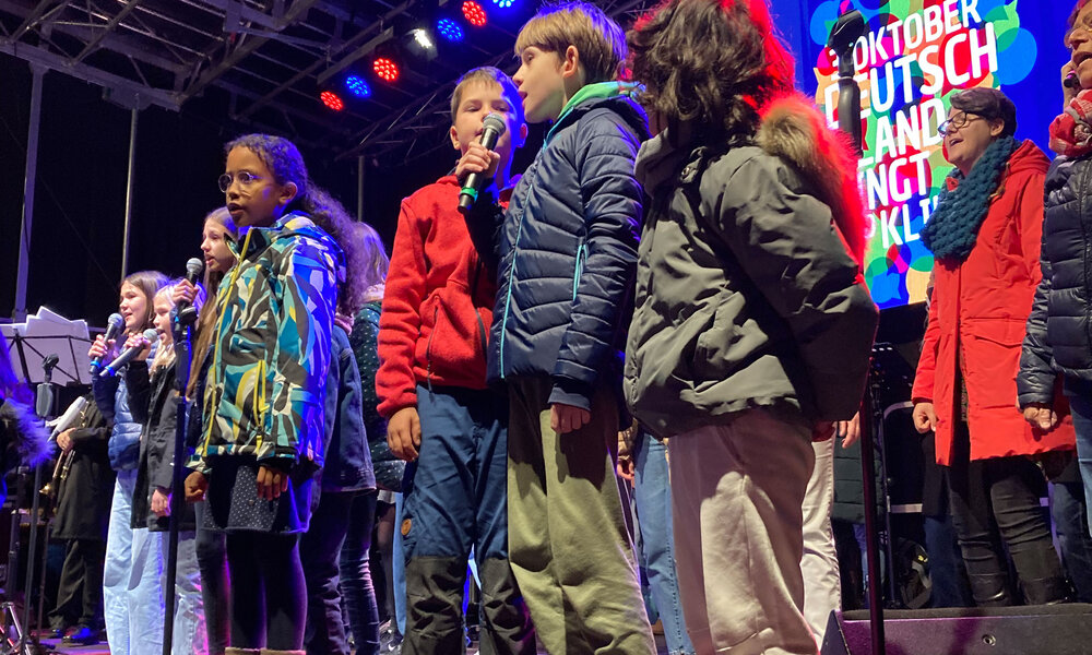 Auch Kinder nahmen an der Aktion teil. Foto: Bernd Oettinghaus