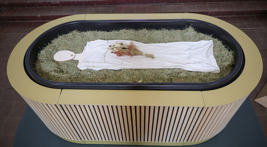 Bei der „Reerdigung“ wird der Leichnam in einem Kokon auf ein Bett aus Heu, Stroh, Blumen und Aktivkohle gelegt und damit auch bedeckt. Foto: picture alliance/dpa | Christian Charisius