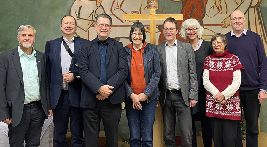 Die Gründungsmitglieder des Vereins „Deutschland unter dem Kreuz“ (von li nach re): Pfr. i. R. Bernd Schieritz, Pfr. Heinrich Hofmann, Harald Eckert, Dr. Ute Horn, Dr. Thomas Horn, Elke Zabeck, Luise Petzold und Sebastian Zabeck. Foto: Heinrich Hoffmann