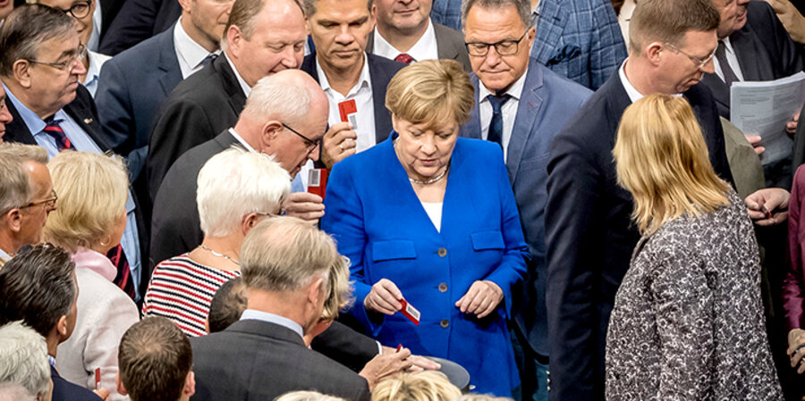 Bei der Abstimmung votierte Bundeskanzlerin Angela Merkel gegen die „Ehe für alle“. Foto: picture-alliance/Michael Kappeler/dpa