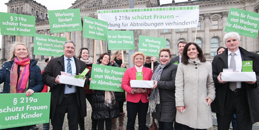 Mitglieder des Bundesverbandes Lebensrecht eröffneten am 12. Dezember vor dem Reichstagsgebäude in Berlin die Kampagne „Keine Werbung für Abtreibung“. Foto: BVL/Axel Nickolaus