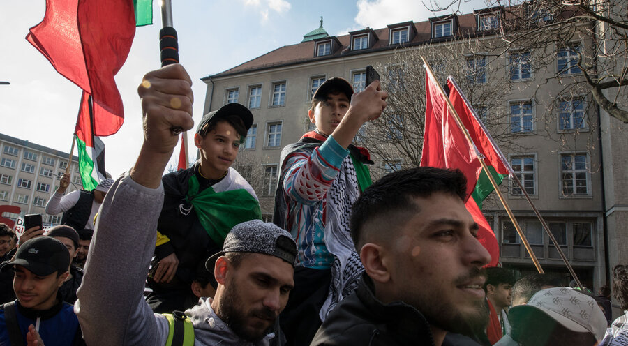 Hunderte Menschen liefen am 8. April durch Berlin, dabei fielen antisemitische Parolen. Foto: Picture Alliance/Michael Kuenne