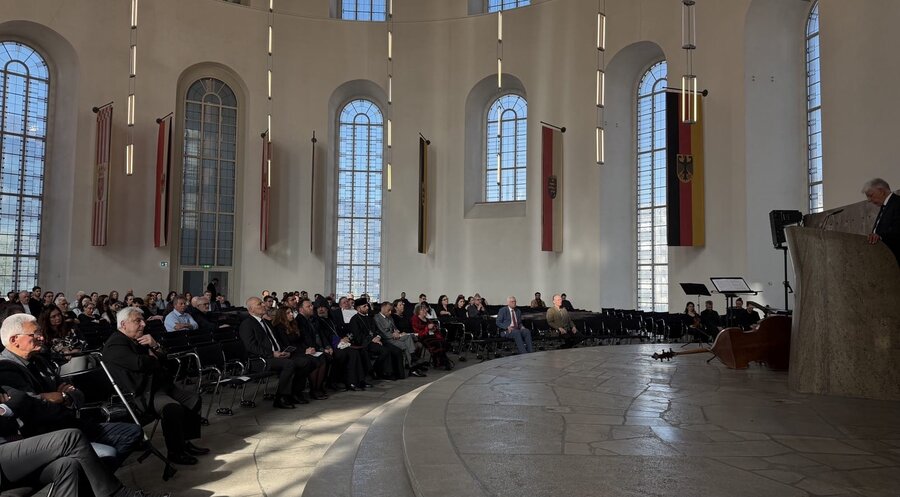 Die Gedenkveranstaltung in der Paulskirche bei der John Eibner (rechts) sprach. Foto: Jonathan Spangenberg