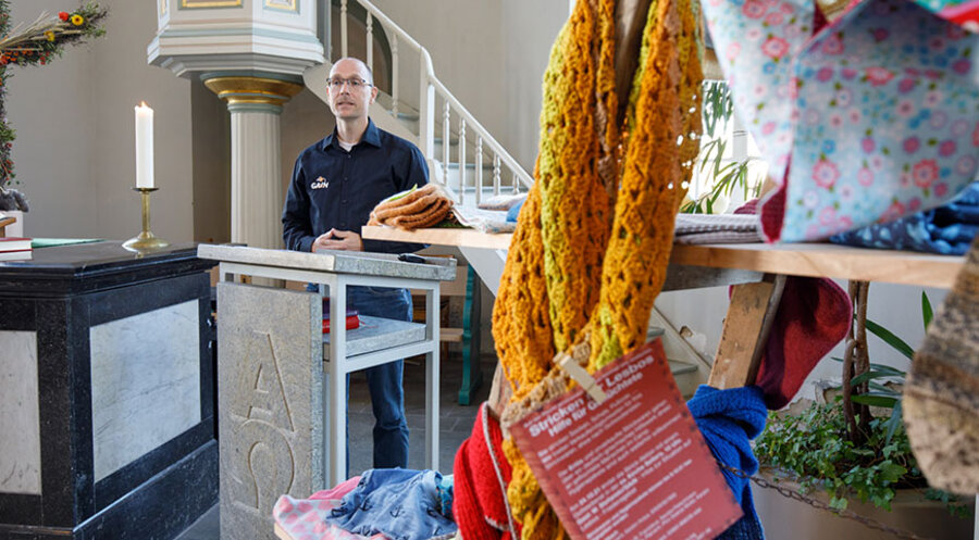 Wolfhard Stefanski von GAiN berichtete zum Abschluss der Aktion in der evangelischen Kirche Selters über die Situation der Flüchtlinge. Foto: Peter Bongard