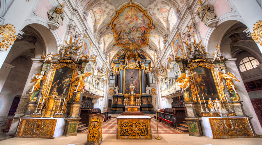Barocke Deckenkonstruktion mit prachtvollen Gemälden: Die Basilika Sankt Emmeram in Regensburg 