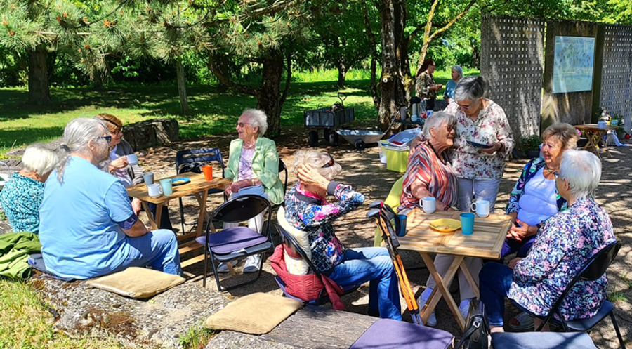 Gelegenheit zum Austausch: Gäste des mobilen Friedhofscafés in Crailsheim