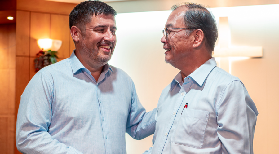Seit dem 1. September ist Iain Pickett (links) der Nachfolger von Lawrence Tong (rechts). Foto: OM/Belva Loke