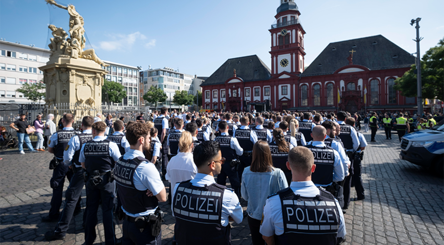 Polizisten trauern um ihren auf dem Mannheimer Marktplatz ermordeten Kollegen. Foto: picture alliance/epd-bild/Tim Wegner
