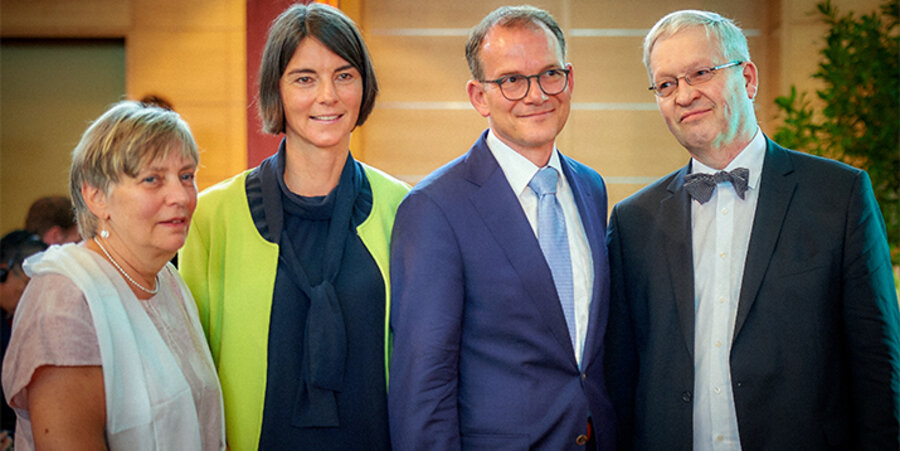 v.l.: Angelika Steeb, Miriam Schink, der neue Generalsekretär der Deutschen Evangelischen Allianz, Reinhardt Schink, und der ehemalige Generalsekretär Hartmut Steeb. Foto: idea/Wolfgang Köbke
