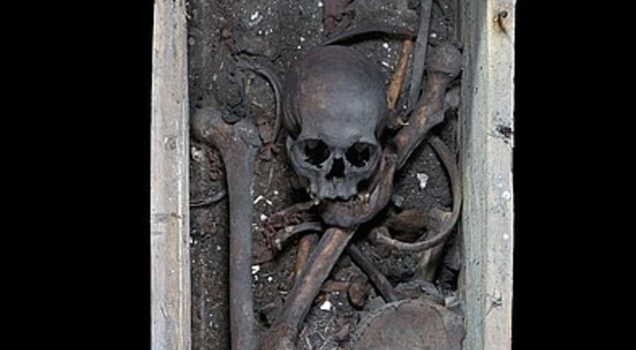 Blick in den Sarkophag: Die Gebeine im Magdeburger Dom wurden untersucht. Foto: LDA Sachsen-Anhalt/Andrea Hörentrup