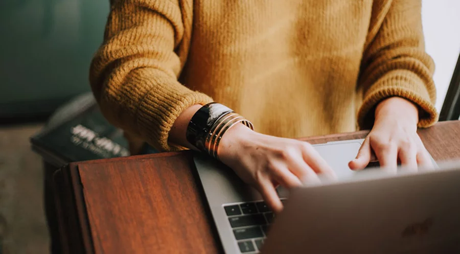 Künftig könnte es möglich sein, Tote in der virtuellen Welt „auferstehen“ zu lassen und mit ihnen zu sprechen. Symbolbild: unsplash.com