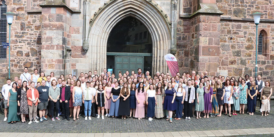 Insgesamt wurden 107 Absolventen verabschiedet. Foto: CVJM Hochschule