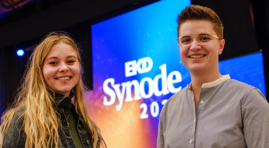 Präses der EKD-Synode Anna-Nicole Heinrich (rechts) und Klimaaktivistin Aimee van Baalen während der Synode der Evangelischen Kirche in Deutschland (EKD). Foto: Picture Alliance/Jens Schulze
