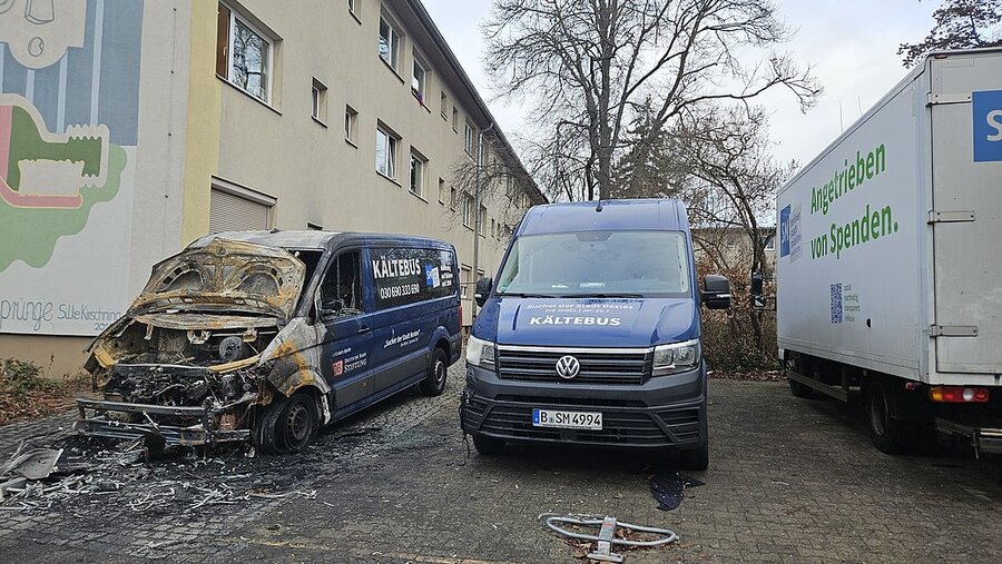 Der zerstörte Kältebus nach dem Anschlag. 