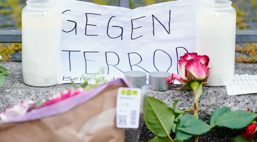 Kerzen, Blumen und ein Blatt Papier mit der Aufschrift „Gegen Terror“ stehen am Tatort auf dem Marktplatz in Mannheim. Foto: picture alliance/dpa | Uwe Anspach