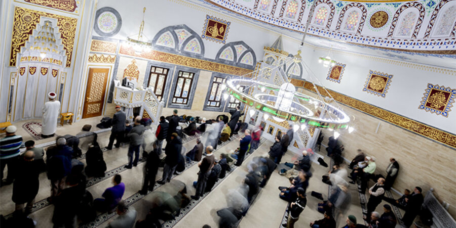 Betende Muslime in einer Moschee. Symbolbild: picture-alliance/dpa