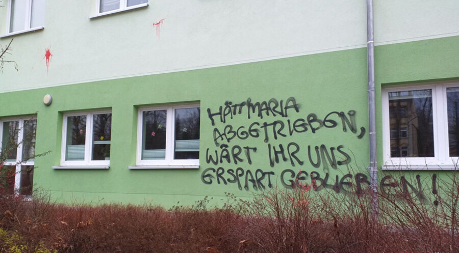 Die Schmierereien an der Fassade des „Hauses für das Leben“. Foto: KALEB e.V.