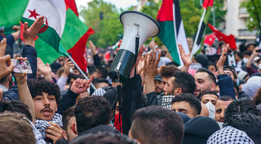 Pro-palästinensische Demonstranten am 18. Mai in Berlin. Foto: picture-alliance/SULUPRESS.DE|Vladimir Menck/SULUPRESS.DE