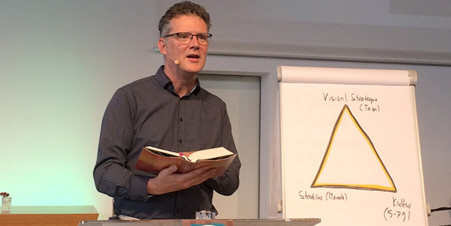 Der Schweizer FeG-Pastor Reto Pelli auf der Mitarbeiterkonferenz „ECHT!“ des Mülheimer Verbandes Freikirchlich-Evangelischer Gemeinden in Bremen. Foto: Ingo Bröckel
