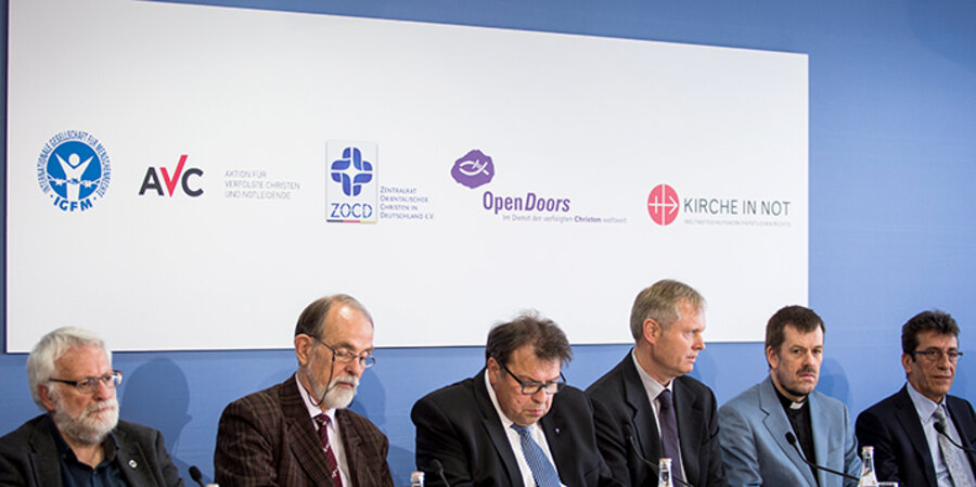 v.l.: Karl Hafen (IGFM), Volker Baumann (AVC), Wolfgang Baake (Beauftragter der Deutschen Evangelischen Allianz), Markus Rode (Open Doors), Pfarrer Dr. Gottfried Martens und Paulus Kurt (ZOCD). Foto: picture-alliance/dpa