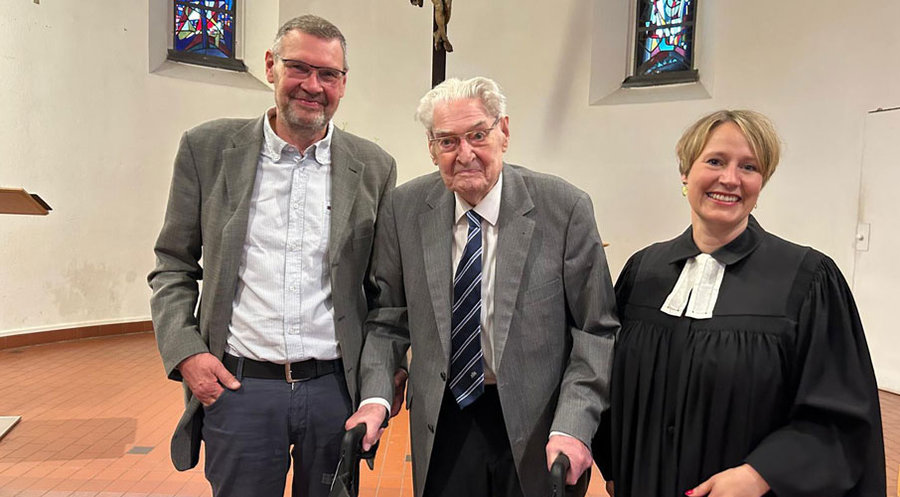 v.l.: Wolf Fahle mit seinem 100-jährigen Vater Walter Fahle und Pfarrerin Sonja Albrecht. Foto: B. Hottenbacher