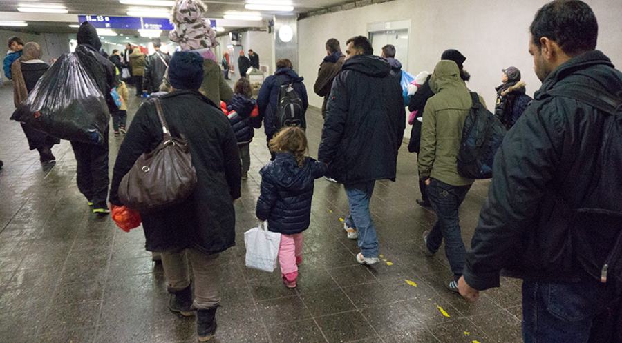 Ankunft von Geflüchteten im Bahnhof Schönefeld bei Berlin. Foto: picture alliance/Jochen Eckel