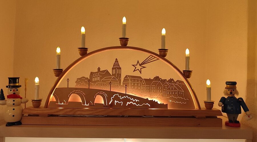 Schwibbogen mit Wetzlar-Motiv: die Lahnbrücke und der Dom im Hintergrund. Foto: Klaus Rösler