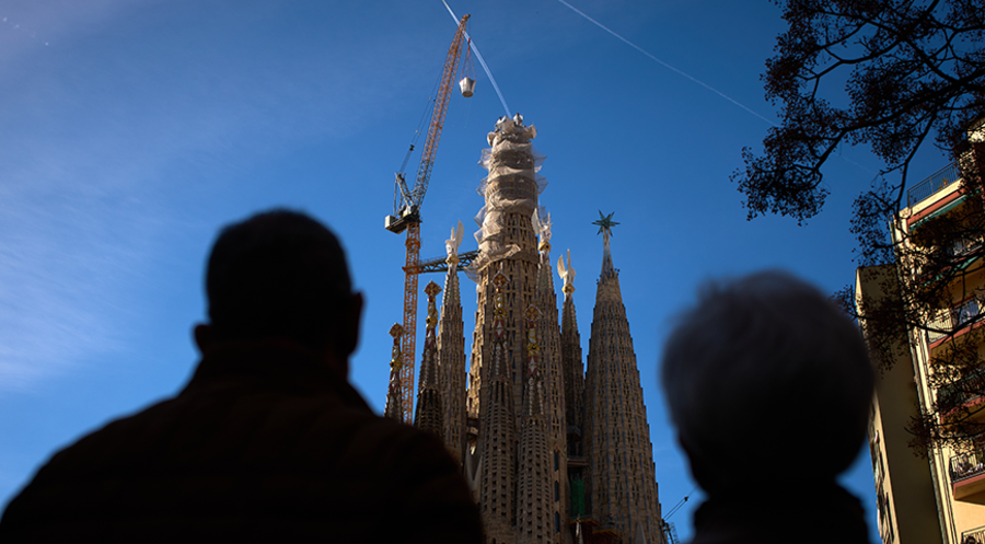 Hoch hinaus: Die Installation des oberen Kreuzarms auf dem Hauptturm der Sagrada Família konnte beendet werden. Foto: picture alliance ASSOCIATED PRESS/Emilio Morenatti