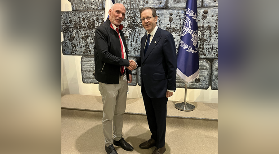 Prof. Ralf Wüstenberg (l.) nimmt die Glückwünsche des israelischen Präsidenten Isaac Herzog entgegen. 