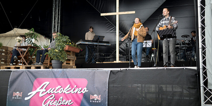 Der Gottesdienst im Gießener Autokino. Foto: EFG/Kerstin Schmidt