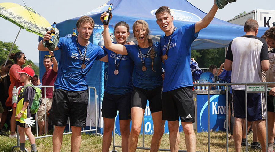 Tabitha Bühne (2. v.r.) und ihr Bruder David (l.) sind nach dem Mudraise platt, aber glücklich. Foto: Tabitha Bühne