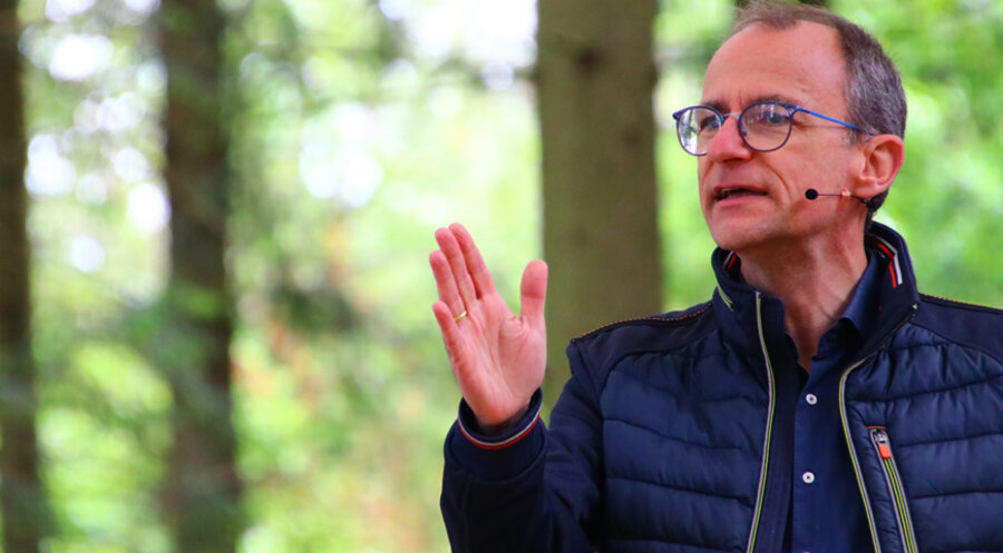 Pfarrer Steffen Kern beim Waldgottesdienst in Stützengrün. Foto: Thomas Zimmermann