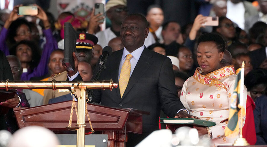 Der gewählte Präsident William Ruto, Mitte, mit seiner Frau Rachel Ruto wurde am Dienstag, den 13. September 2022 im Kasarani-Stadion in Nairobi, Kenia, als fünfter Präsident der Republik Kenia vereidigt. Foto: picture alliance / ASSOCIATED PRESS | Sayyid Abdul Azim