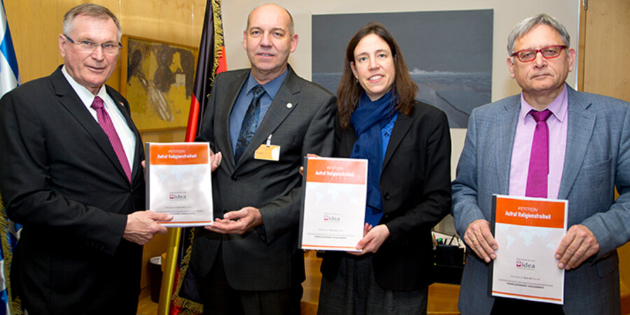 v. l.: Der damalige Bundestagsvizepräsident Johannes Singhammer (CSU), idea-Geschäftsführer Rainer Küchler, idea-Redaktionsleiterin Daniela Städter und der ehemalige idea-Leiter Helmut Matthies. Foto: Mikhail Yasnev 