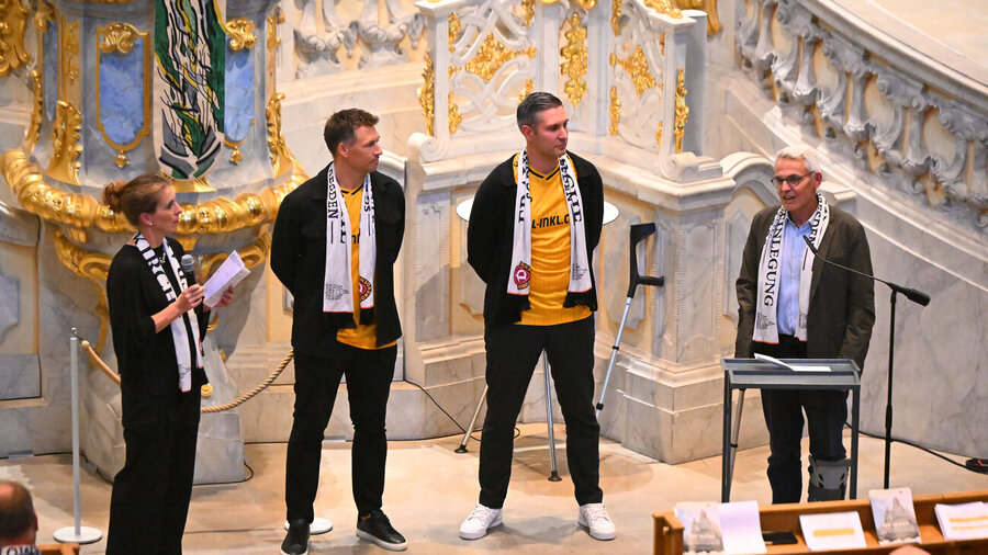 v.l.: Maria Noth (Stiftung Frauenkirche), Sören Gonther (Sportgeschäftsführer Dynamo Dresden), Stephan Zimmermann (Geschäftsführer Finanzen Dynamo Dresden) und Pfarrer Markus Engelhardt. 